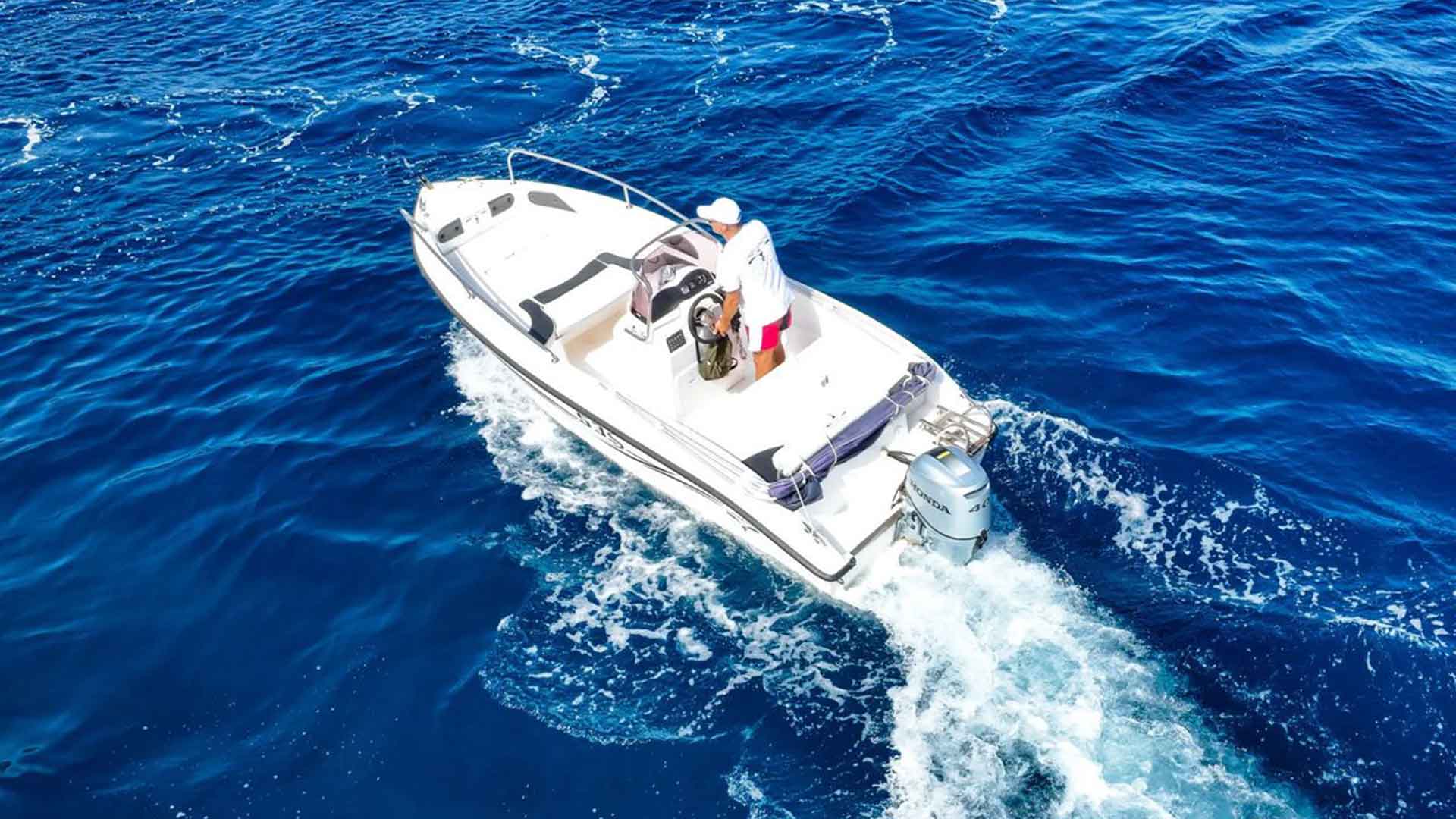 Barca a noleggio senza patente modello Trimarchi 53S